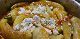 Πιπεριές με σάλτσα ντομάτας και φέτα