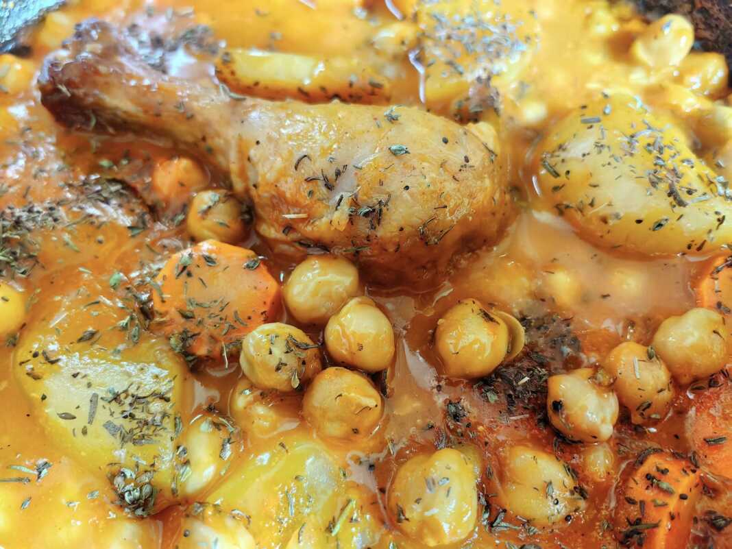 κοκκινιστό κοτόπουλο με ρεβίθια