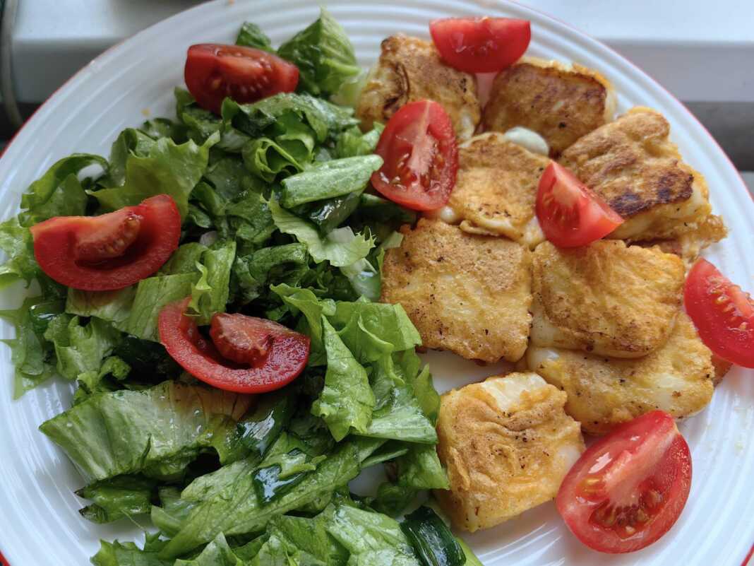 Παναρισμένα κομμάτια τυριού με μια λαχταριστή πράσινη σαλάτα!