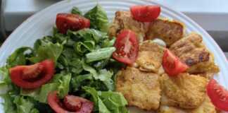 Παναρισμένα κομμάτια τυριού με μια λαχταριστή πράσινη σαλάτα!