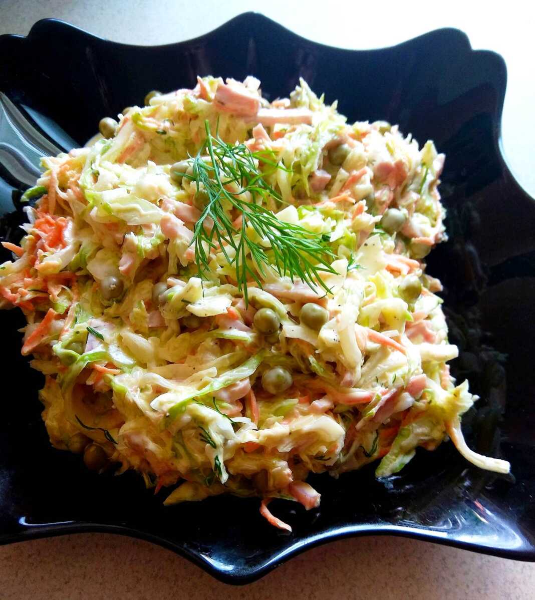 Σαλάτα λάχανο με αρακά καρότο και μαγιονέζα