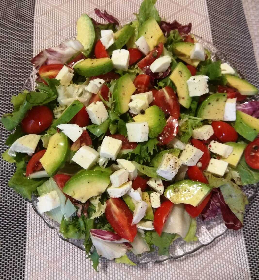 Σαλάτα με ντοματίνια και αβοκάντο