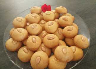 Σειρές από στρογγυλά μελωμένα Σεκέρ Παρέ με ένα ολόκληρο αμύγδαλο στην κορυφή