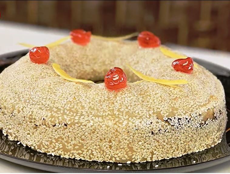 simigdalenios Xalvas Lemoni Εύκολος, αέρινος και δροσερός σιμιγδαλένιος χαλβάς λεμονιού (1:2:3:4), με τέλεια αφράτη υφή και γευστική έκπληξη από νιφάδες μαύρης σοκολάτας κουβερτούρας στο κέντρο. Ιδανικός για επιδόρπιο.