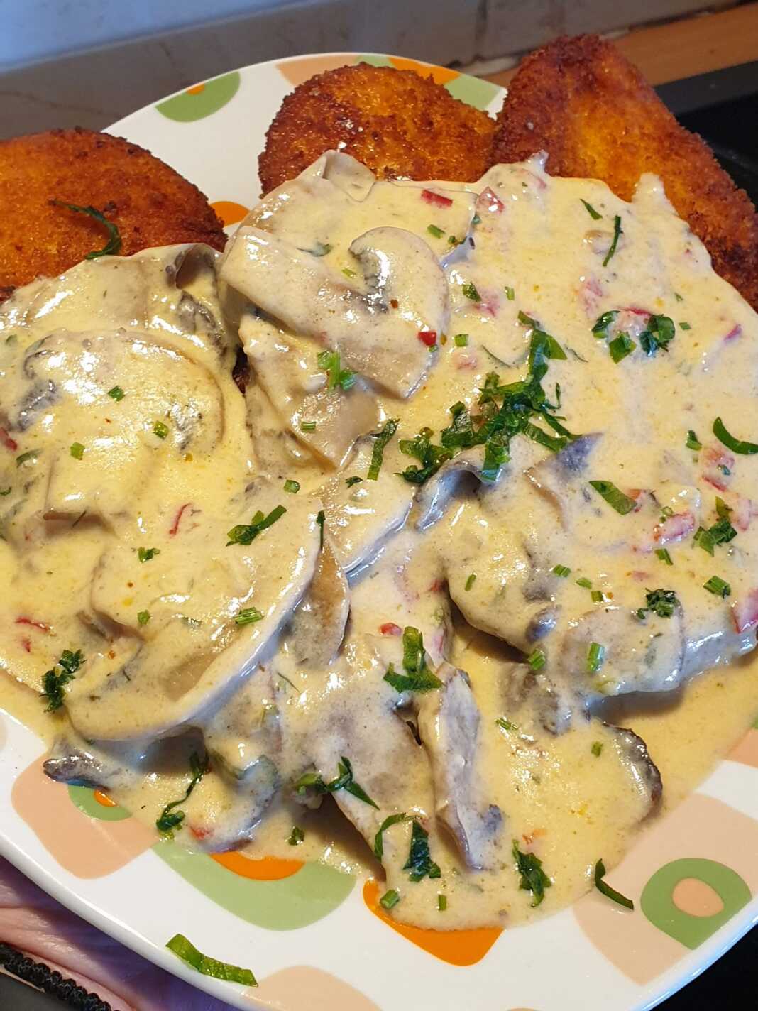 Σνίτσελ κοτόπουλο με σάλτσα μανιταριών