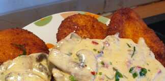 Σνίτσελ κοτόπουλο πανέ με σάλτσα μανιταριών και λευκό κρασί Σνίτσελ κοτόπουλο με σάλτσα μανιταριών