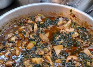 Σουπιές με σπανάκι σε ταψί, καλυμμένες με κόκκινη σάλτσα ντομάτας και πιπεριές, ψημένες στο φούρνο μέχρι να δημιουργηθεί μια ελαφριά κρούστα.