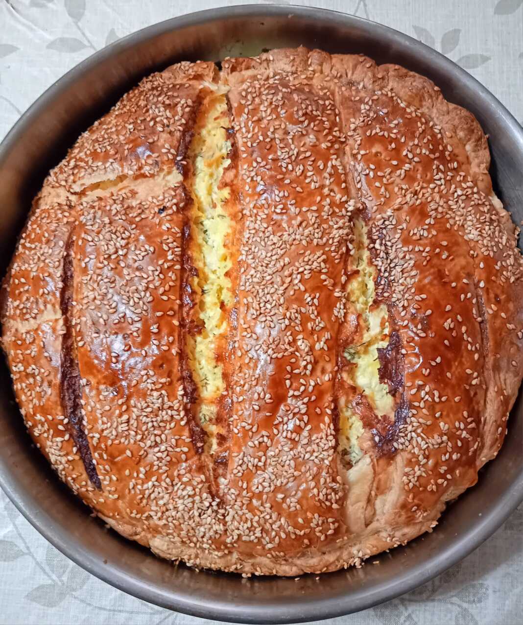 Τυρόπιτα με σφολιάτα, φέτα και κίτρινα τυριά