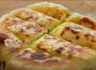 Τυρόπιτα με Πατάτες και Μοτσαρέλα, κομμένη και ζεστή.