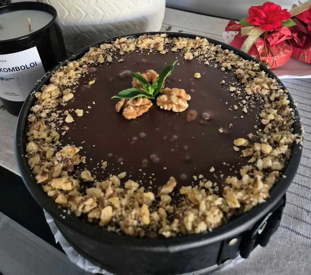 Σοκολατένια νηστίσιμη τούρτα κατσαρόλας με στρώσεις μπισκότου και γυαλιστερή γκανάς, πασπαλισμένη με τριμμένα καρύδια