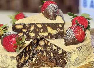 Τούρτα Μωσαϊκό Όνειρο διακοσμημένη με τριμμένο μπισκότο και φράουλες, σερβιρισμένη σε πιατέλα.