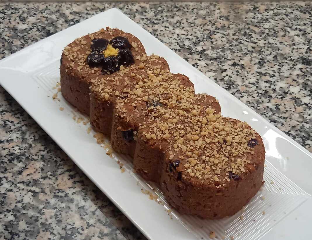 κορμός με μπισκότα και γλυκό του κουταλιού βύσσινο