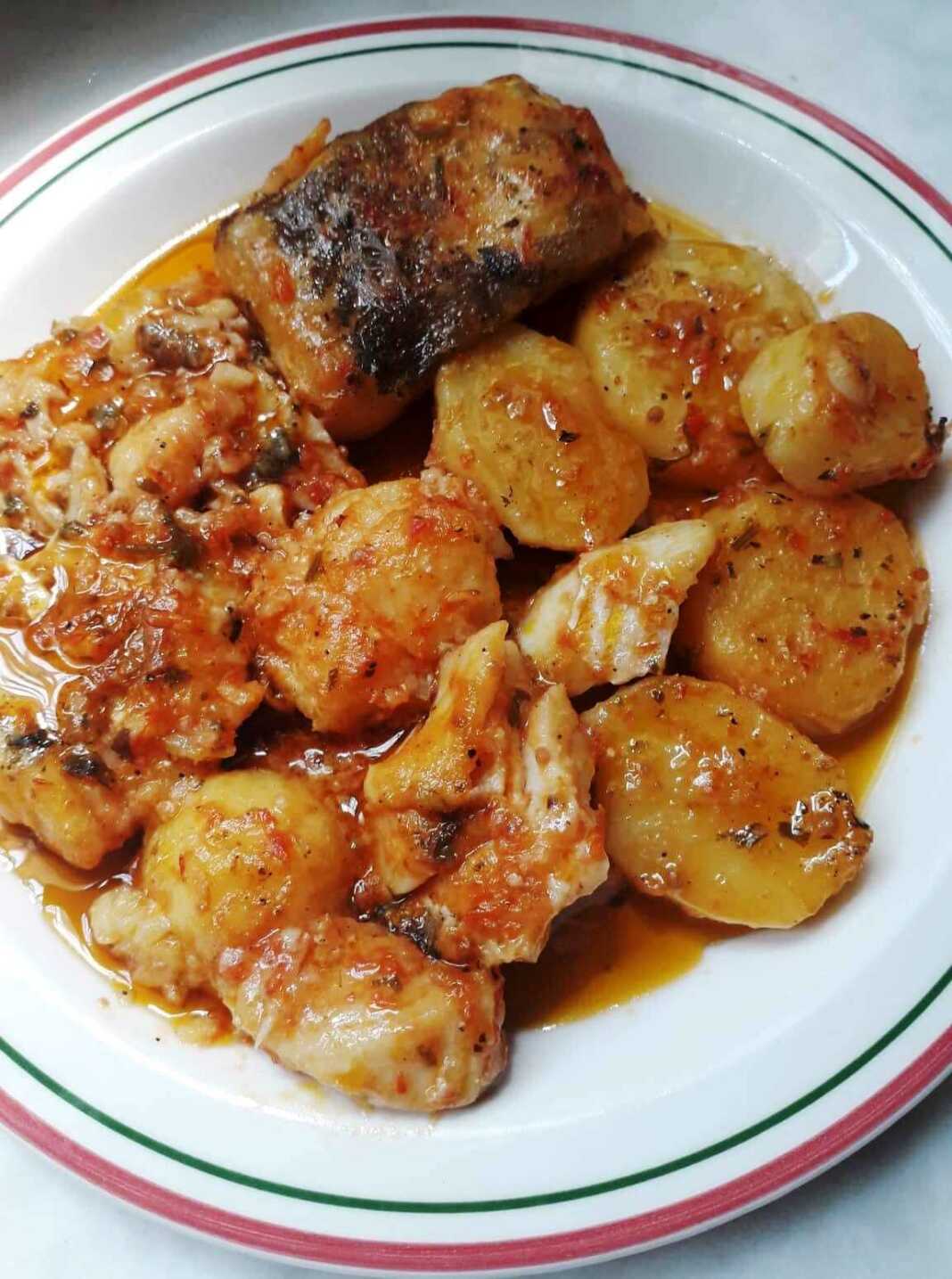 Μπακαλιάρος με πατάτες στο φούρνο