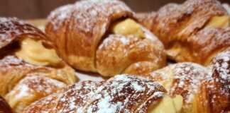 Κρουασάν ονείρου γεμιστά με βελούδινη κρέμα ζαχαροπλαστικής Κρουασάν γεμιστά με κρέμα ζαχαροπλαστικής