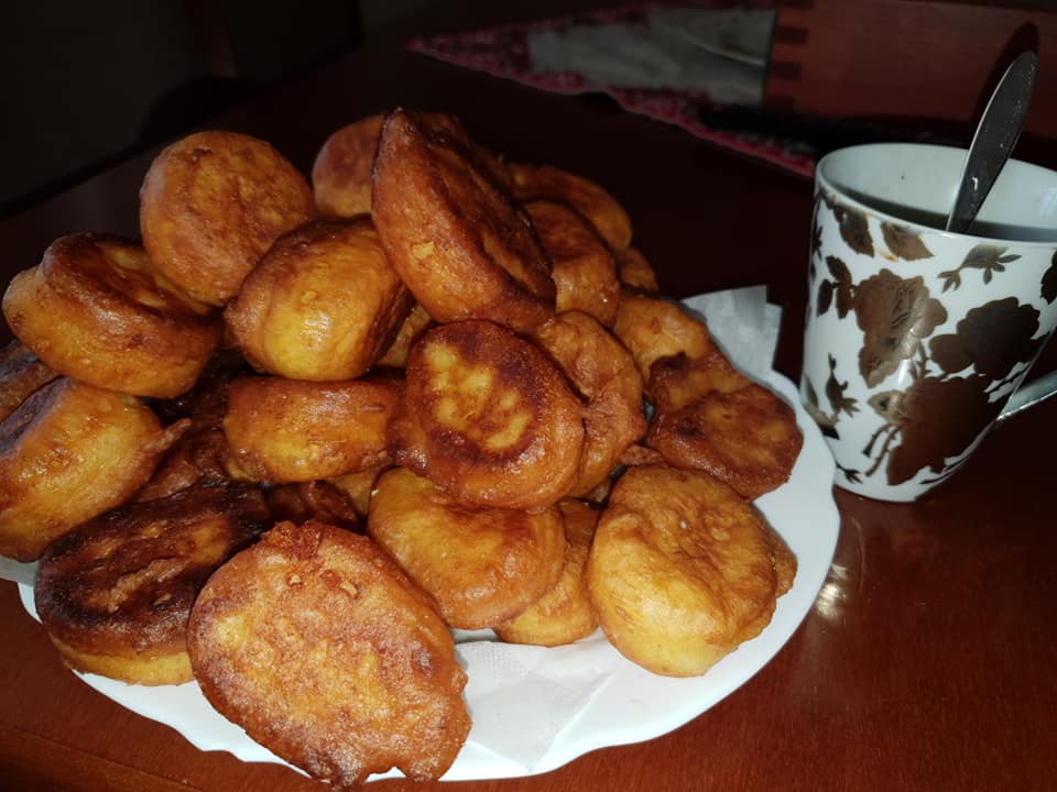  τηγανίτες με τυρί και γιαούρτι