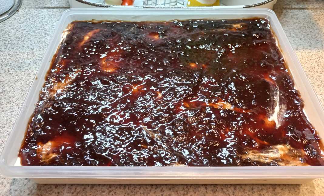 Μπισκοτογλυκό με Σαντιγί Γιαούρτι και Μαρμελάδα