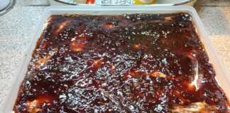 Μπισκοτογλυκό με Σαντιγί Γιαούρτι και Μαρμελάδα