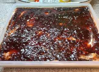 Μπισκοτογλυκό με Σαντιγί Γιαούρτι και Μαρμελάδα