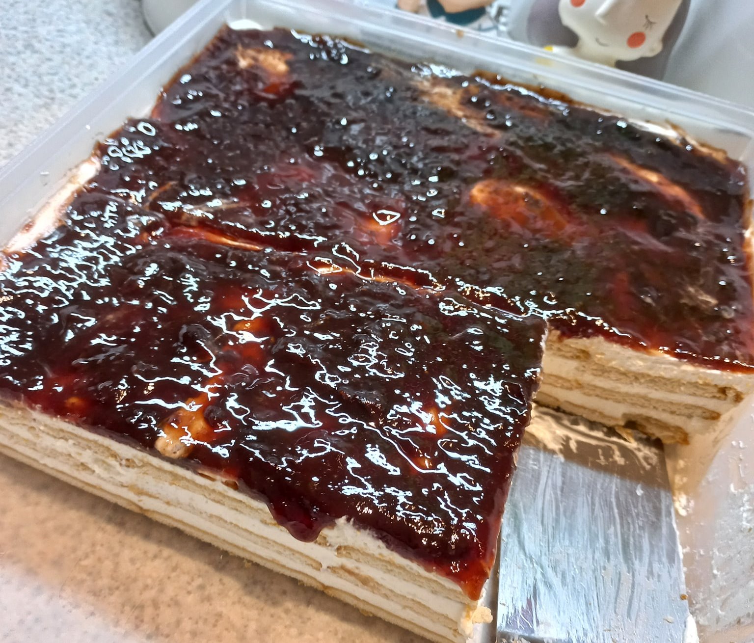 Μπισκοτογλυκό με Σαντιγί Γιαούρτι και Μαρμελάδα