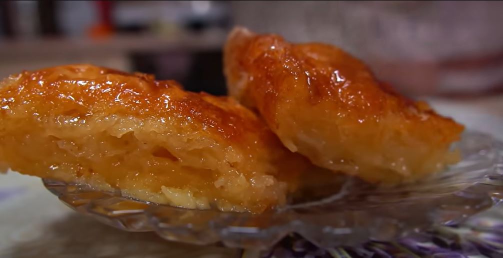 idiaitero galaktompoureko σιροπιαστό γλυκό με κρέμα γιαουρτιού