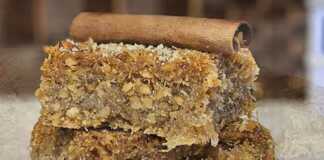 Τραγανή Πατσαβουρόπιτα (Κανταΐφι του Τεμπέλη) με χρυσαφένιο χρώμα, κομμένη σε κομμάτια, με πλούσιο σιρόπι.