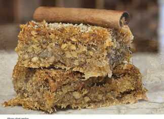 Τραγανή Πατσαβουρόπιτα (Κανταΐφι του Τεμπέλη) με χρυσαφένιο χρώμα, κομμένη σε κομμάτια, με πλούσιο σιρόπι.