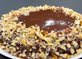 Σοκολατένιο κέικ καρότου καλυμμένο με γυαλιστερό γλάσο σοκολάτας και διακοσμημένο με τριμμένα αμύγδαλα σε μικρή φόρμα