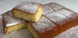 Ολόκληρο Αέρινο Κέικ Λεμονιού πάνω σε σχάρα, να στραγγίζει το ζεστό σιρόπι.