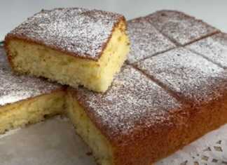 Ολόκληρο Αέρινο Κέικ Λεμονιού πάνω σε σχάρα, να στραγγίζει το ζεστό σιρόπι.