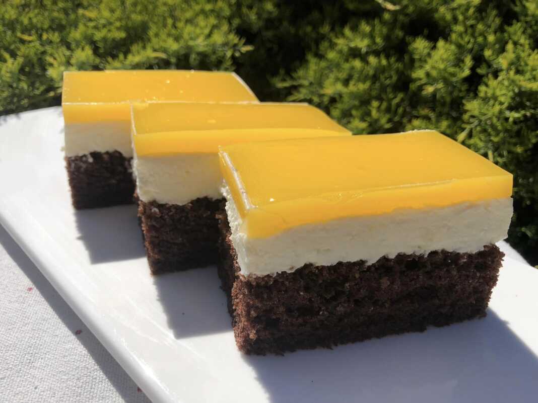 κέικ σοκολάτας με κρέμα τυριού και γλάσο πορτοκαλιού