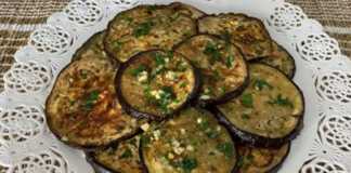 Σκορδάτες μελιτζάνες αλειμμένες με το αρωματικό λάδι, σερβιρισμένες σε πιάτο.