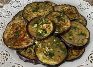 Σκορδάτες μελιτζάνες αλειμμένες με το αρωματικό λάδι, σερβιρισμένες σε πιάτο.