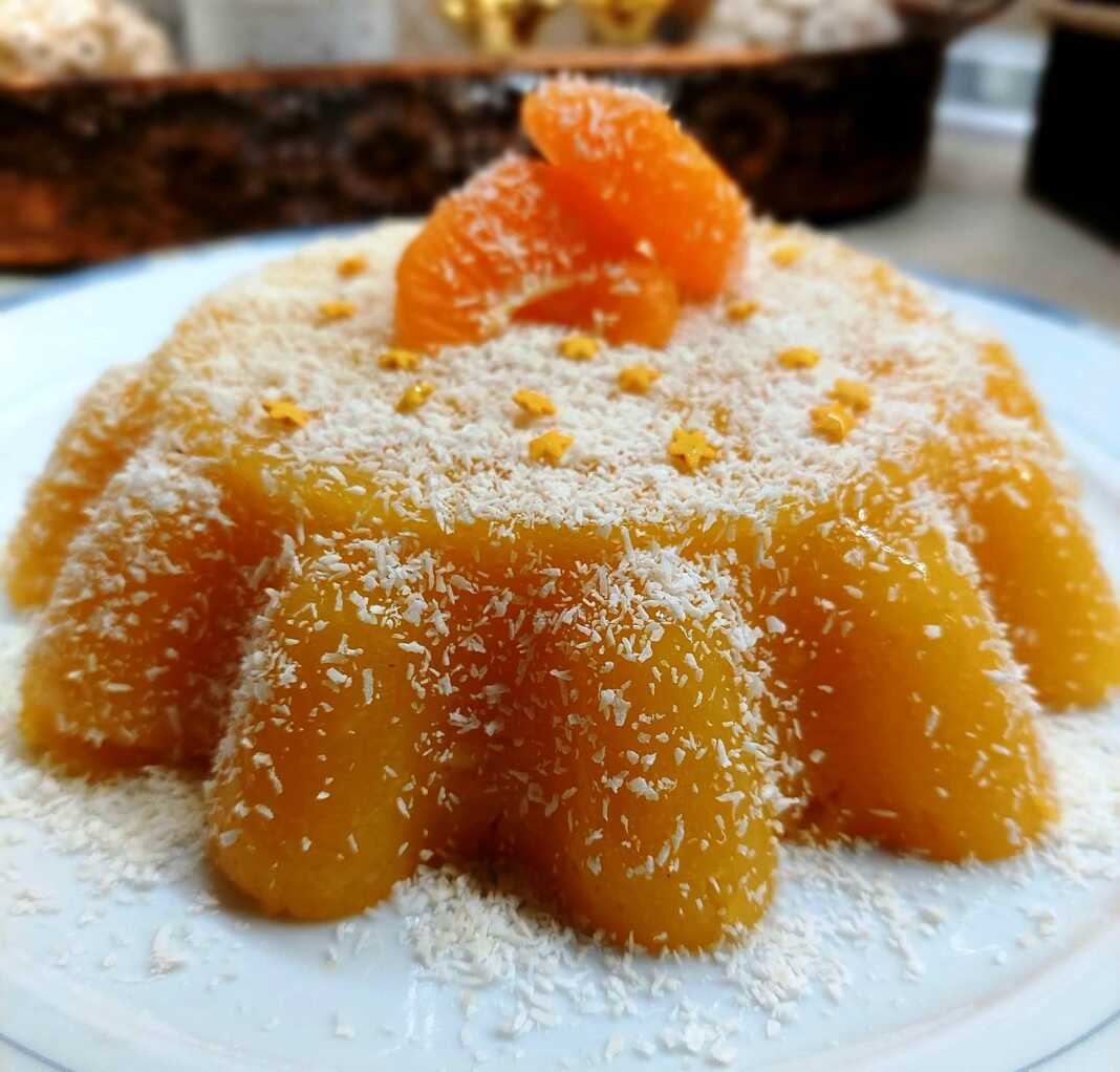 Δροσερή νηστίσιμη κρέμα πορτοκαλιού σερβιρισμένη σε μπολ, πασπαλισμένη με καρύδα.