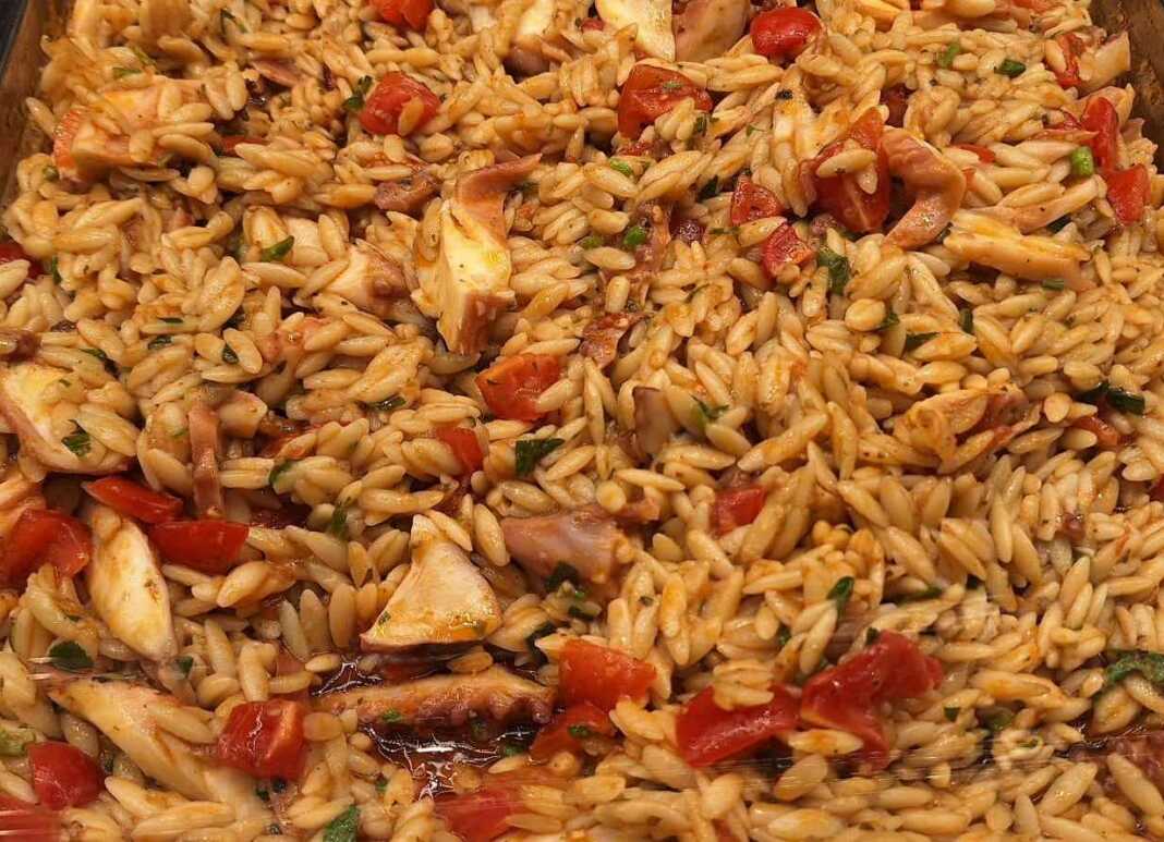 kritharaki me xtapodaki Κριθαράκι με χταποδάκι στο φούρνο.