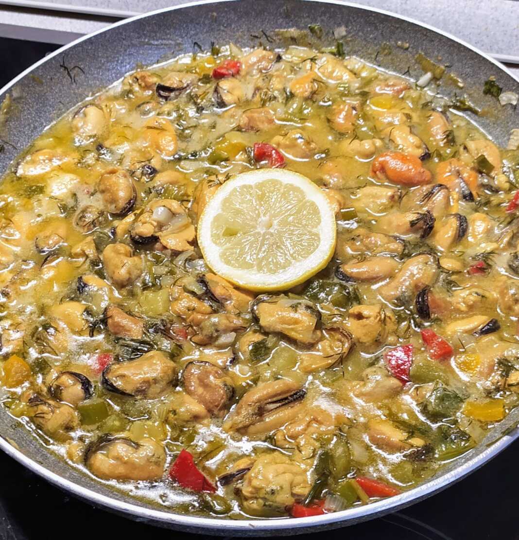 Μύδια αχνιστά με μουστάρδα σε βαθύ πιάτο, γαρνιρισμένα με φρέσκο άνηθο, έτοιμα για σερβίρισμα