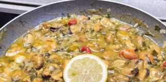 Μύδια αχνιστά με μουστάρδα σε βαθύ πιάτο, γαρνιρισμένα με φρέσκο άνηθο, έτοιμα για σερβίρισμα