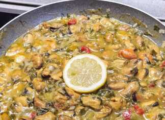 Μύδια αχνιστά με μουστάρδα σε βαθύ πιάτο, γαρνιρισμένα με φρέσκο άνηθο, έτοιμα για σερβίρισμα