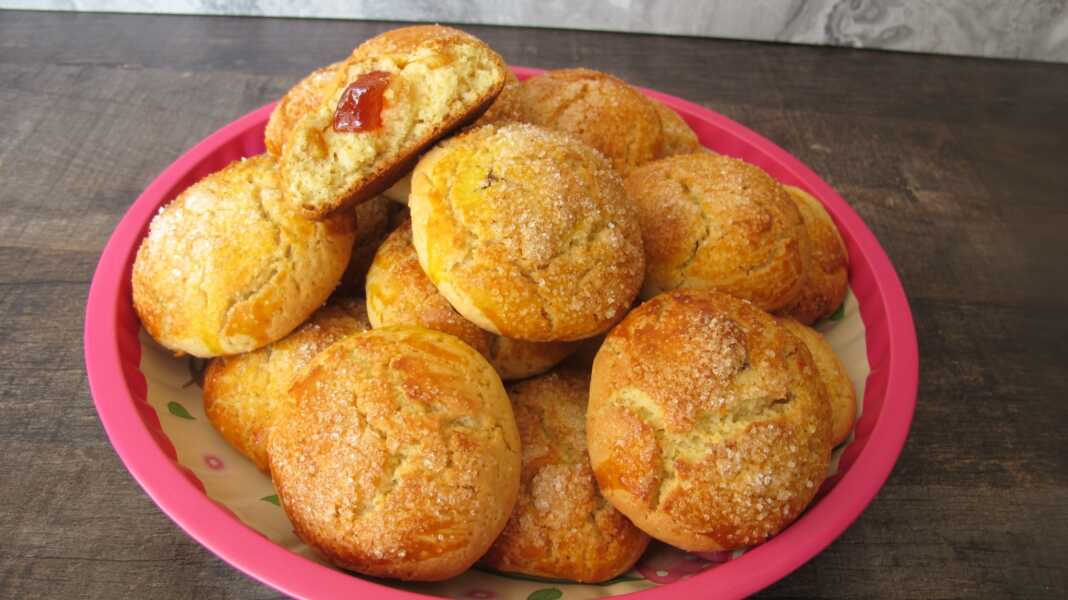 Μπισκότα με γέμιση λουκούμι και φλούδα πορτοκαλιού.