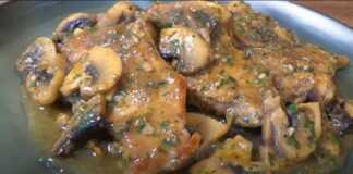 Ζουμερές χοιρινές μπριζόλες σε πλούσια, κρεμώδη σάλτσα μανιταριών, πασπαλισμένες με φρέσκο μαϊντανό