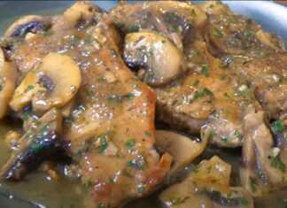 Ζουμερές χοιρινές μπριζόλες σε πλούσια, κρεμώδη σάλτσα μανιταριών, πασπαλισμένες με φρέσκο μαϊντανό