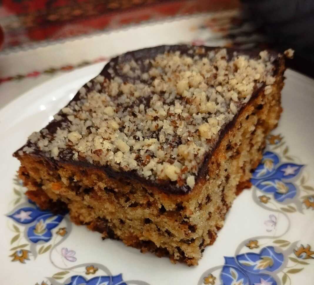 nistisimo keik troufato Πλούσιο νηστίσιμο κέικ τρουφάτο με γλάσο σοκολάτας και πασπαλισμένα καρύδια, κομμένο σε φέτες.