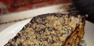 Πλούσιο νηστίσιμο κέικ τρουφάτο με γλάσο σοκολάτας και πασπαλισμένα καρύδια, κομμένο σε φέτες.