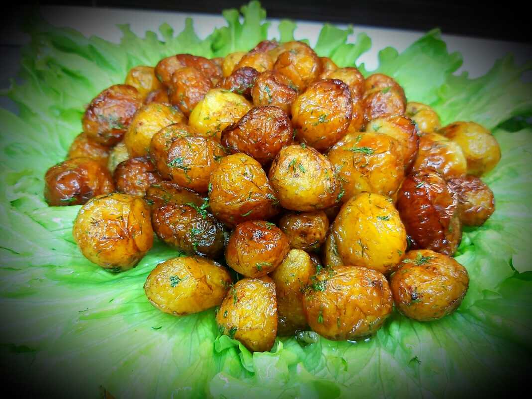 Χρυσαφένιες τραγανές baby πατάτες φούρνου πασπαλισμένες με φρέσκο άνηθο και λιωμένο σκόρδο μέσα σε ταψί