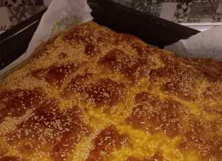 Τραγανή χρυσαφένια τυρόπιτα με Ζαγορίσιο φύλλο κομμένη σε κομμάτια, έτοιμη για σερβίρισμα.