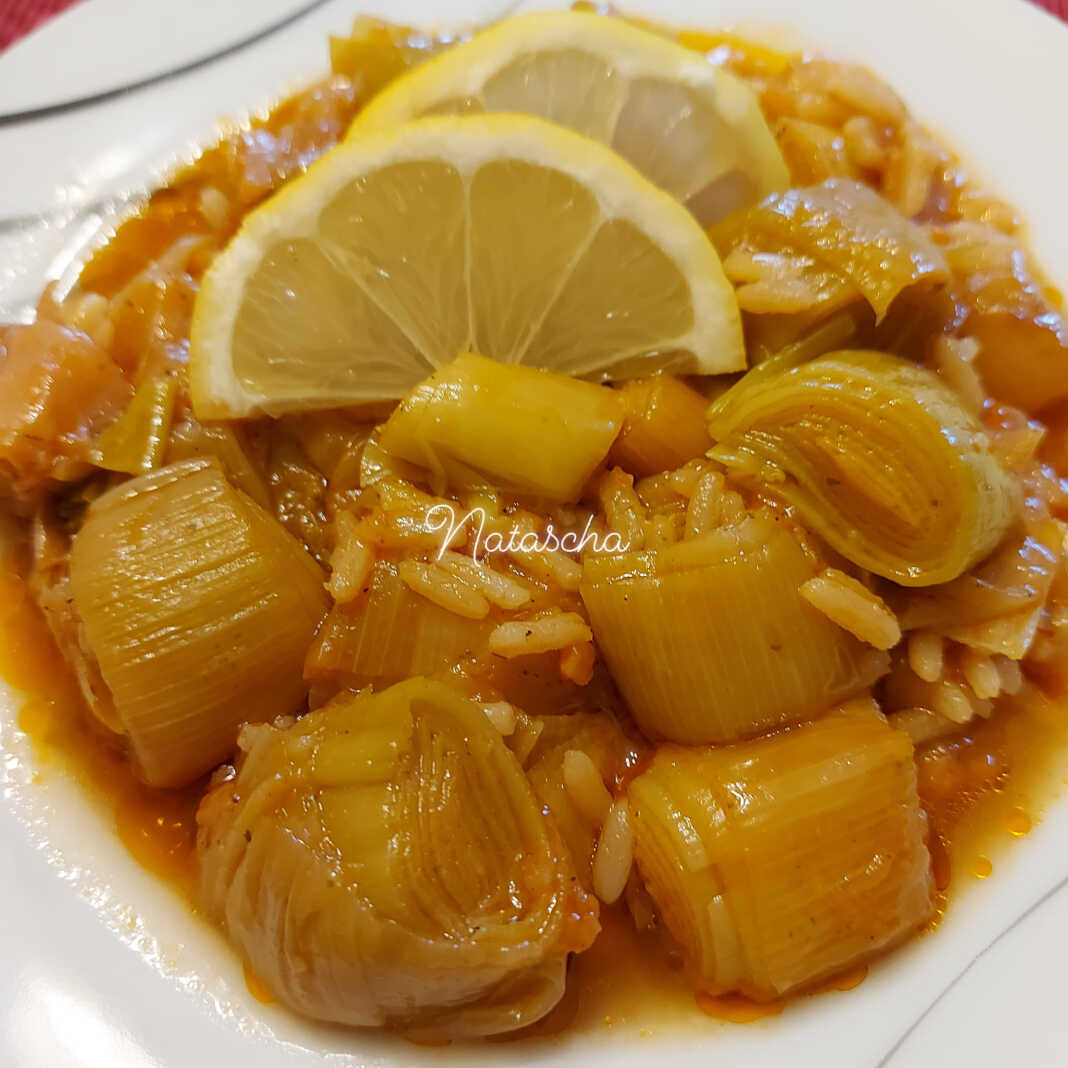 Ζεστό Πρασόρυζο σε βαθύ πιάτο, έτοιμο για σερβίρισμα.