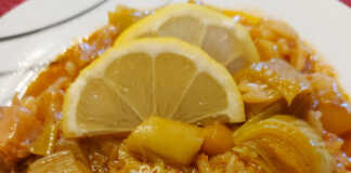 Ζεστό Πρασόρυζο σε βαθύ πιάτο, έτοιμο για σερβίρισμα.