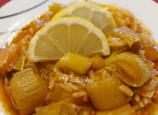 Ζεστό Πρασόρυζο σε βαθύ πιάτο, έτοιμο για σερβίρισμα.