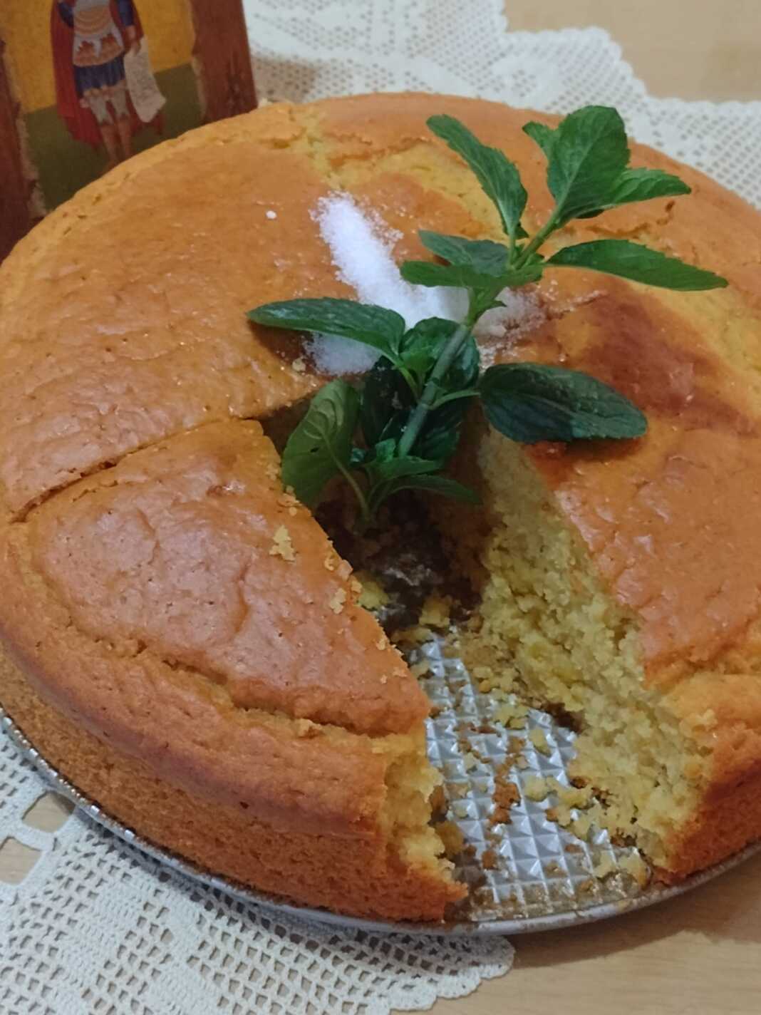 Αφράτο χρυσαφένιο ρεβανί στο ταψί κομμένο σε ρόμβους και καλά σιροπιασμένο