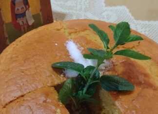 Αφράτο χρυσαφένιο ρεβανί στο ταψί κομμένο σε ρόμβους και καλά σιροπιασμένο