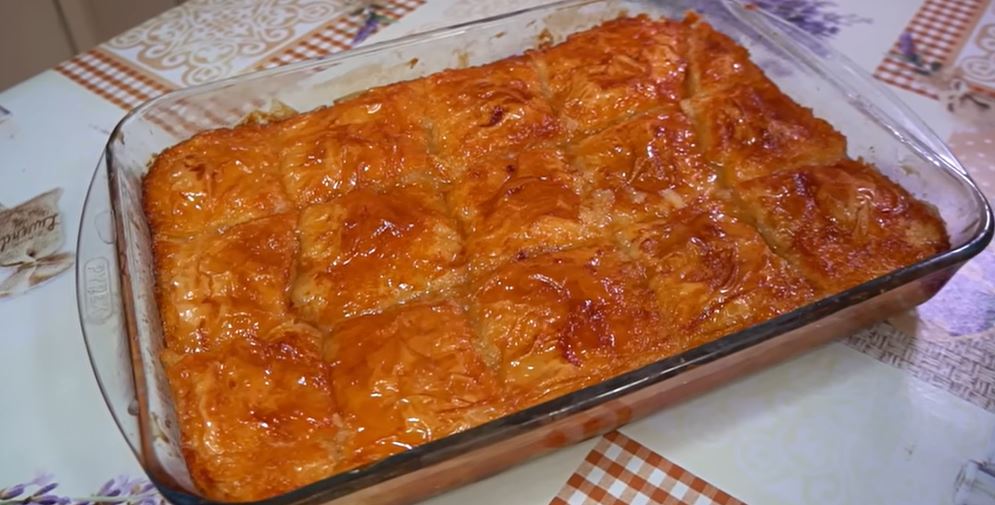 Σιροπιαστό γλυκό με κρέμα γιαουρτιού